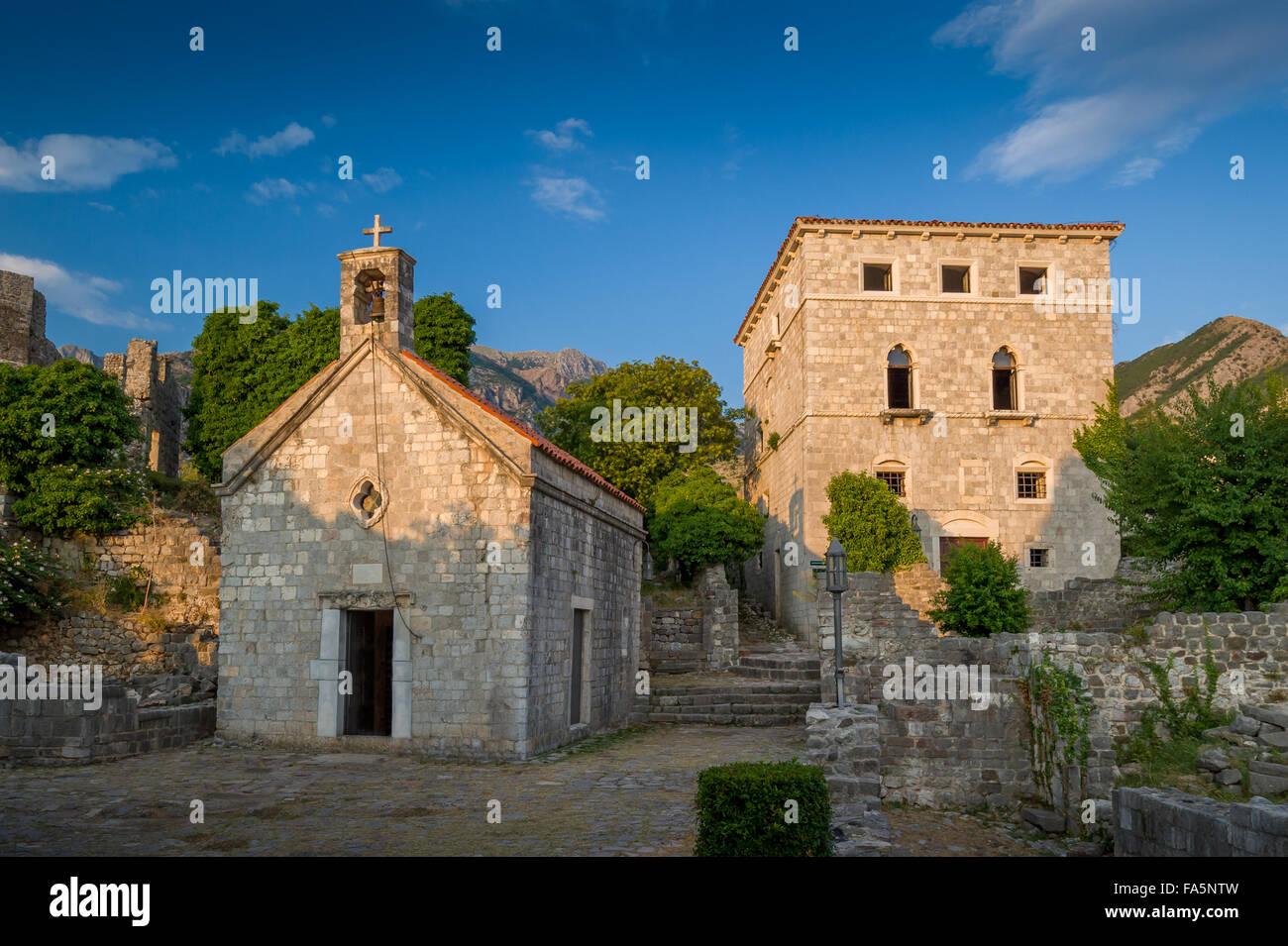 Barra di vecchi edifici fortezza al tramonto, Montenegro Foto Stock