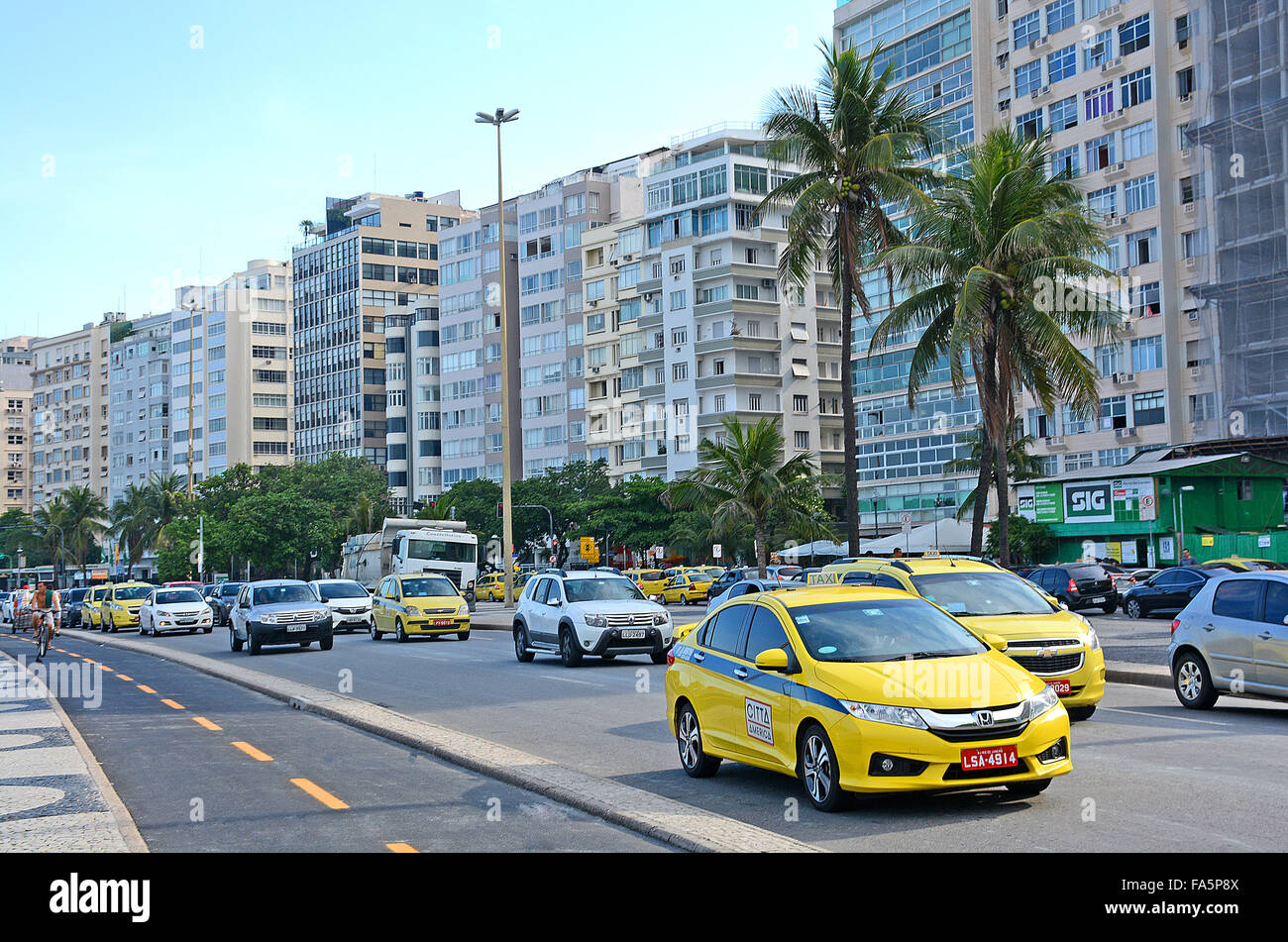 Il traffico su Atlantica avenue Copacabana di Rio de Janeiro in Brasile Foto Stock