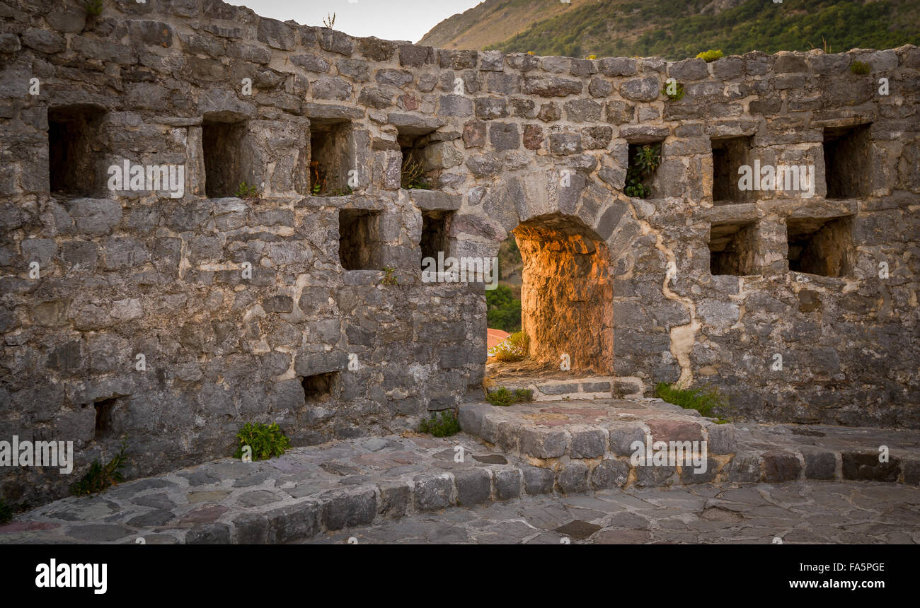 La fortezza medievale di parete e di gate Foto Stock