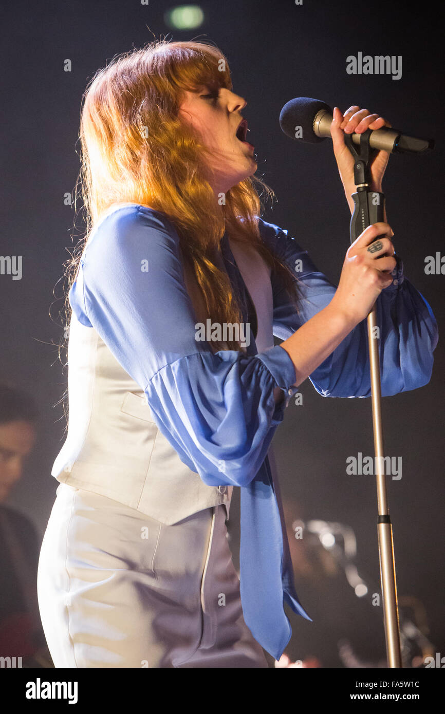 Milano Italia. Il 21 dicembre 2015. L'inglese indie rock band di Firenze e la macchina esegue dal vivo sul palco al Mediolanum Forum durante il 'come grandi tour' Credit: Rodolfo Sassano/Alamy Live News Foto Stock