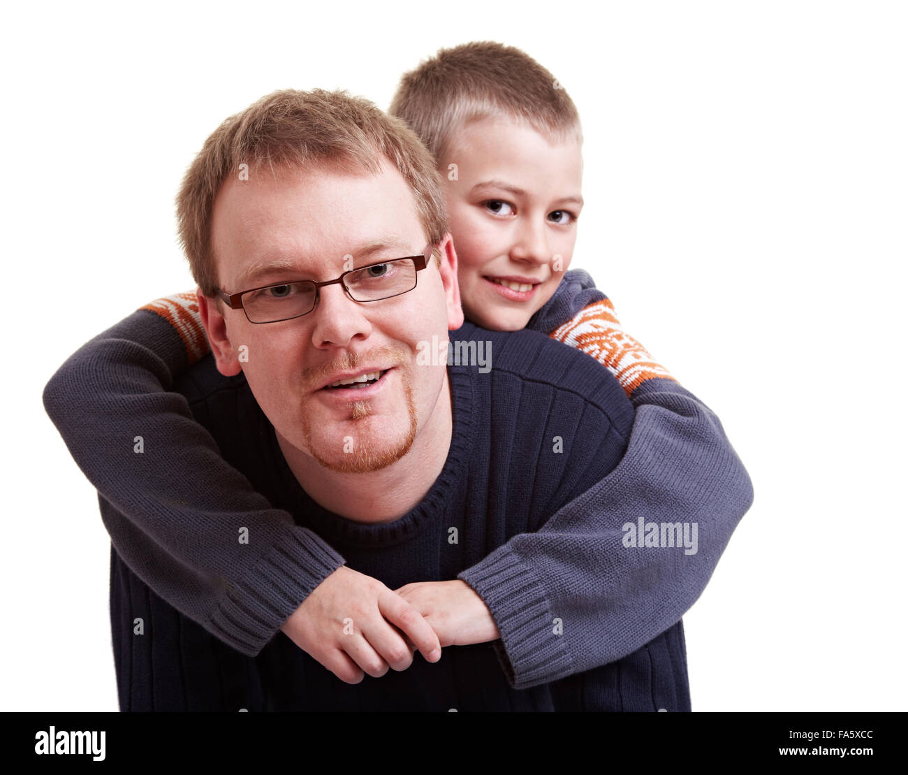 Padre dando il suo figlio felice un piggyback ride Foto Stock
