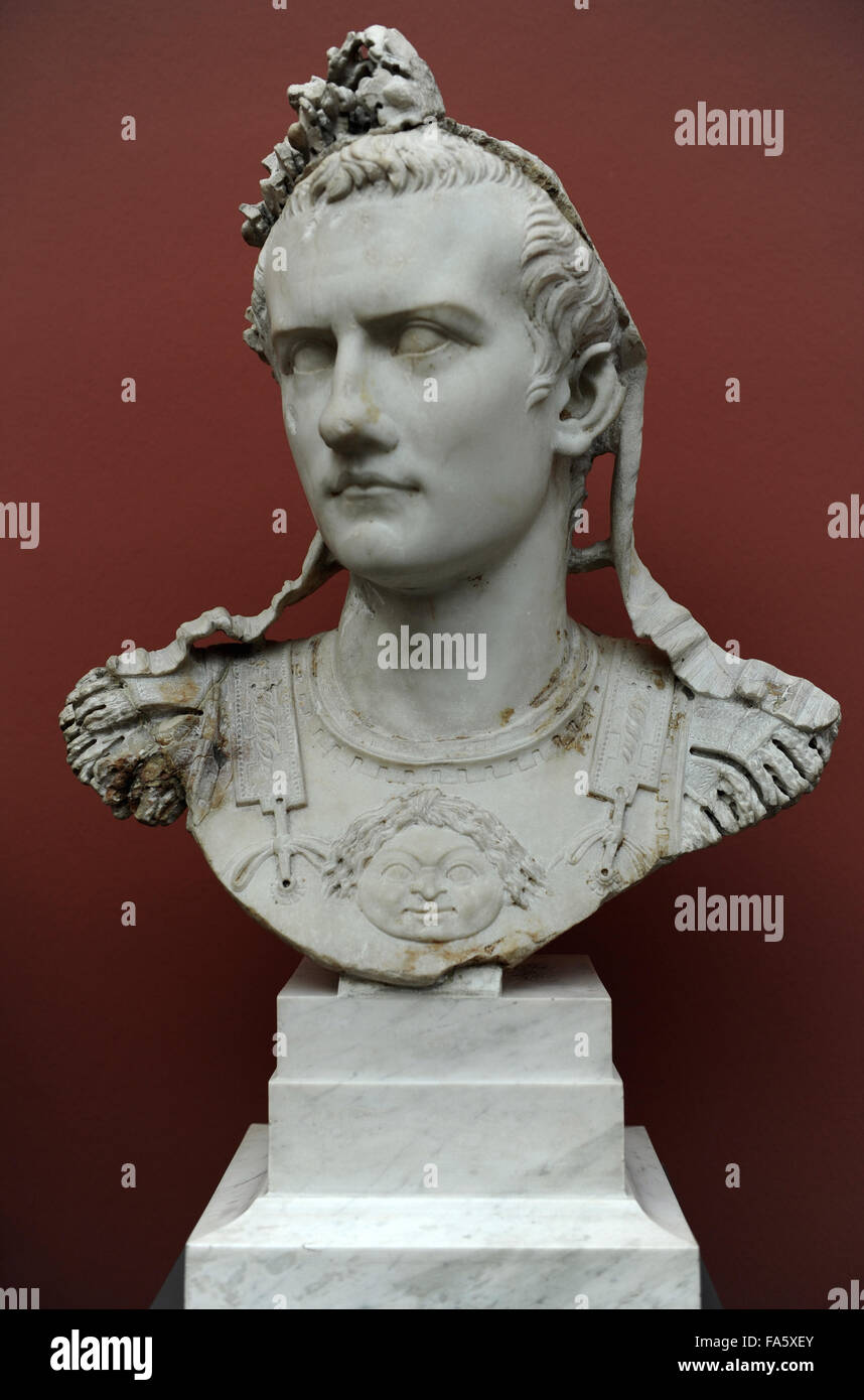 Caligua (Caio Giulio Cesare Augusto Germanicus). (12-41 AD). Terzo imperatore romano. Julio-Claudian dinastia. Busto di imperatore con armatura. Roma, 37-41 annuncio. Il marmo. Ny Carlsberg Glyptotek. Copenhagen, Danimarca. Foto Stock