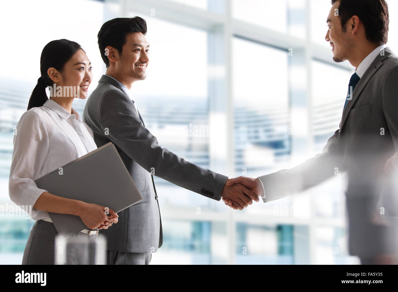 La gente di affari agitare le mani Foto Stock