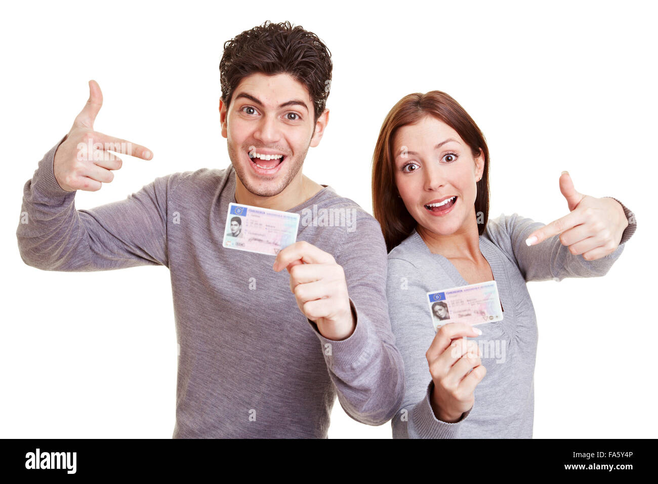 Due happy teens rivolta verso la loro patente di guida europea Foto Stock