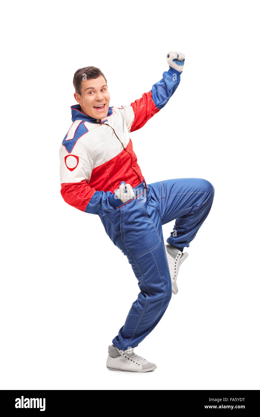 Lunghezza piena ripresa di profilo di un entusiasta car racer gettando la mano in aria e celebrando isolati su sfondo bianco Foto Stock