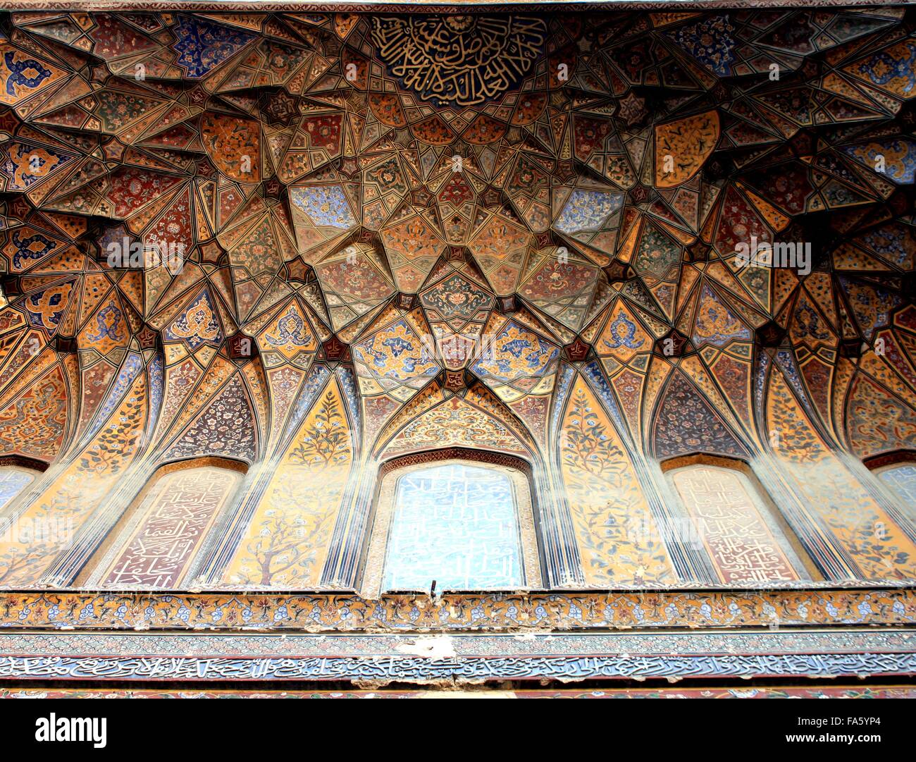 Particolare del soffitto all'interno di Wazir Khan moschea, Lahore, Pakistan Foto Stock