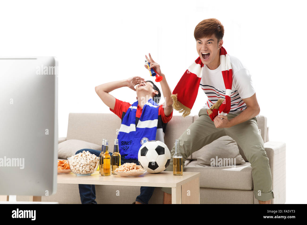 I giovani tifosi guardare la partita il tifo Foto Stock