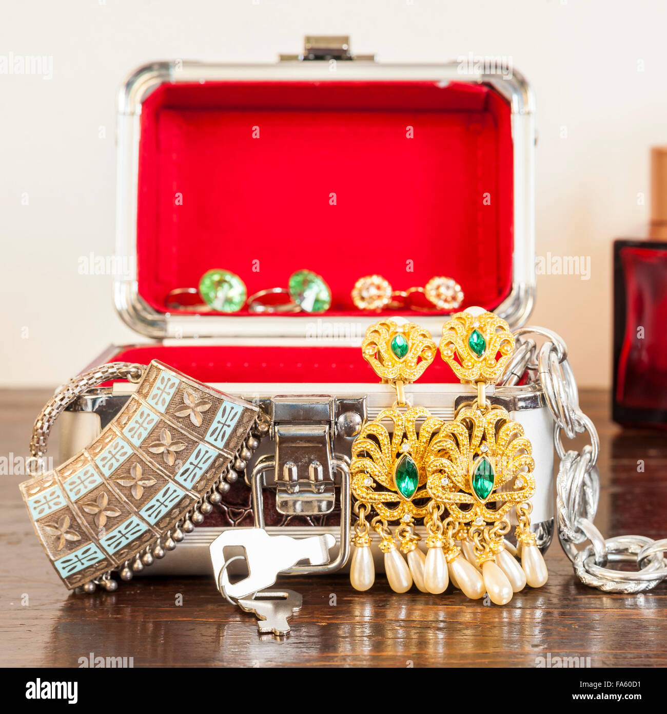 La bigiotteria. Orecchini, collane, braccialetti. Accessori per donna Foto Stock