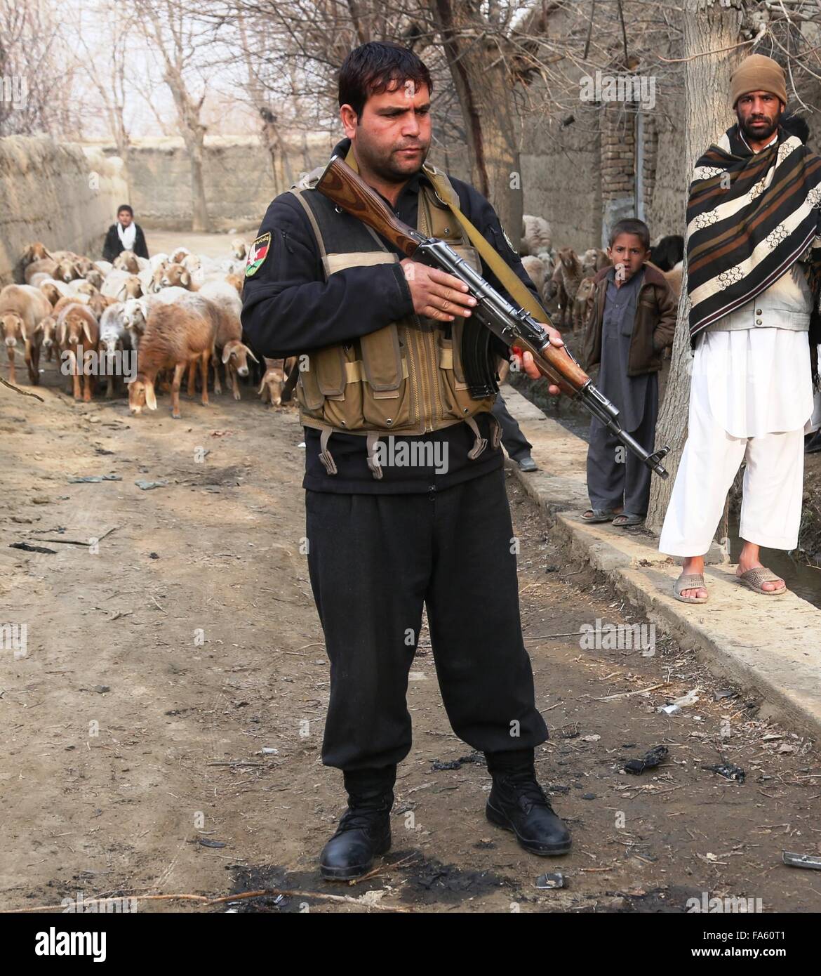 A Kabul, Afghanistan. 22 Dic, 2015. Un poliziotto afghano sta di guardia presso il sito blast vicino Bagram Airfield in provincia Parwan, Afghanistan, Dic 22, 2015. Un suicidio autobomba è costato la vita a sei soldati stranieri e il ferimento di altri tre nel distretto di Bagram in Afghanistan il lunedì, un ufficiale con l'Ufficio relazioni col pubblico della NATO-led supporto risoluto (RS) missione ha confermato. Credito: Rahmat Alizadah/Xinhua/Alamy Live News Foto Stock