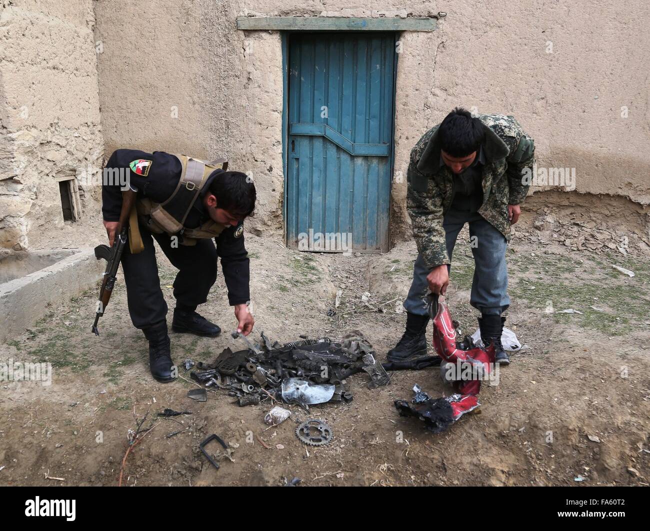 A Kabul, Afghanistan. 22 Dic, 2015. Poliziotti afghani ispezionare il blast sito nelle vicinanze di Bagram Airfield in provincia Parwan, Afghanistan, Dic 22, 2015. Un suicidio autobomba è costato la vita a sei soldati stranieri e il ferimento di altri tre nel distretto di Bagram in Afghanistan il lunedì, un ufficiale con l'Ufficio relazioni col pubblico della NATO-led supporto risoluto (RS) missione ha confermato. Credito: Rahmat Alizadah/Xinhua/Alamy Live News Foto Stock