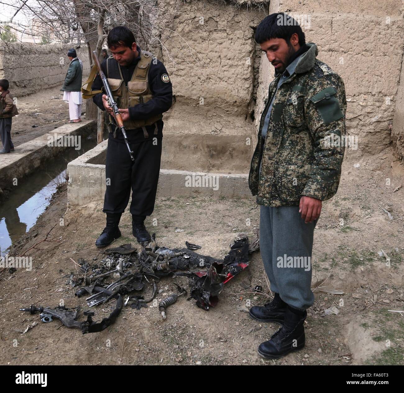 A Kabul, Afghanistan. 22 Dic, 2015. Poliziotti afghani ispezionare il blast sito nelle vicinanze di Bagram Airfield in provincia Parwan, Afghanistan, Dic 22, 2015. Un suicidio autobomba è costato la vita a sei soldati stranieri e il ferimento di altri tre nel distretto di Bagram in Afghanistan il lunedì, un ufficiale con l'Ufficio relazioni col pubblico della NATO-led supporto risoluto (RS) missione ha confermato. Credito: Rahmat Alizadah/Xinhua/Alamy Live News Foto Stock