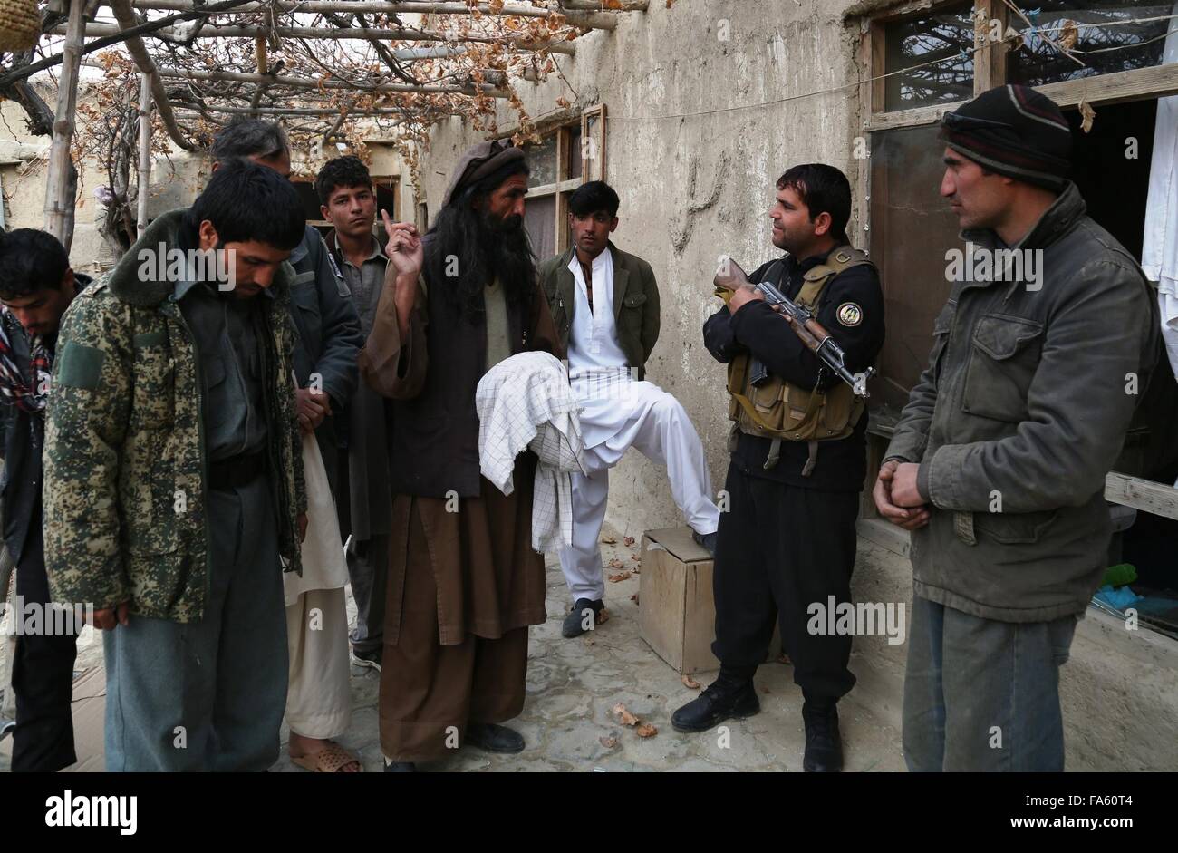 A Kabul, Afghanistan. 22 Dic, 2015. Poliziotti afghani ispezionare il blast sito nelle vicinanze di Bagram Airfield in provincia Parwan, Afghanistan, Dic 22, 2015. Un suicidio autobomba è costato la vita a sei soldati stranieri e il ferimento di altri tre nel distretto di Bagram in Afghanistan il lunedì, un ufficiale con l'Ufficio relazioni col pubblico della NATO-led supporto risoluto (RS) missione ha confermato. Credito: Rahmat Alizadah/Xinhua/Alamy Live News Foto Stock
