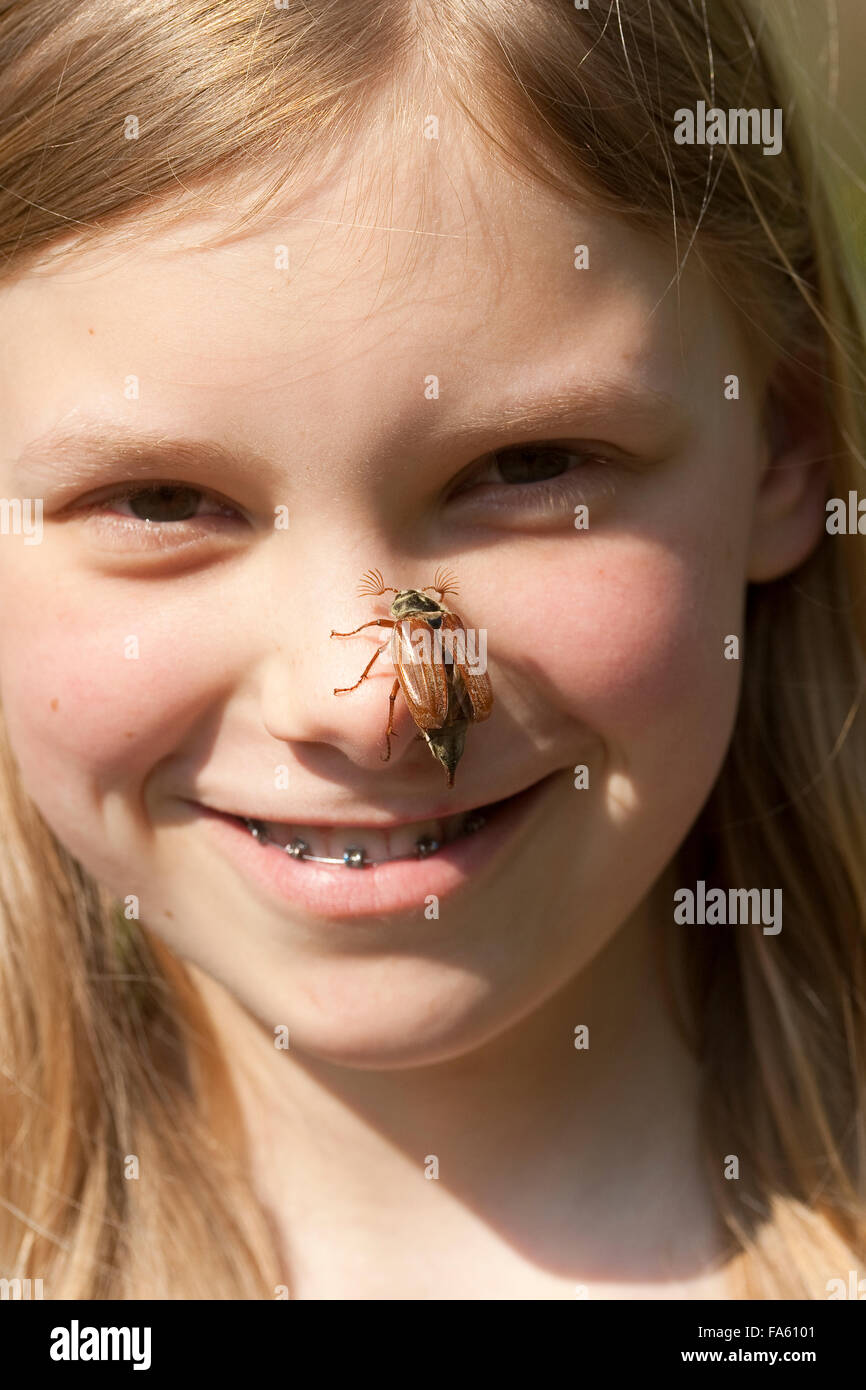 Maybeetle, comune cockchafer, maybug, ragazza, bambino, Maikäfer, Feld-Maikäfer, Feldmaikäfer, Melolontha melolontha, Mädchen, tipo Foto Stock