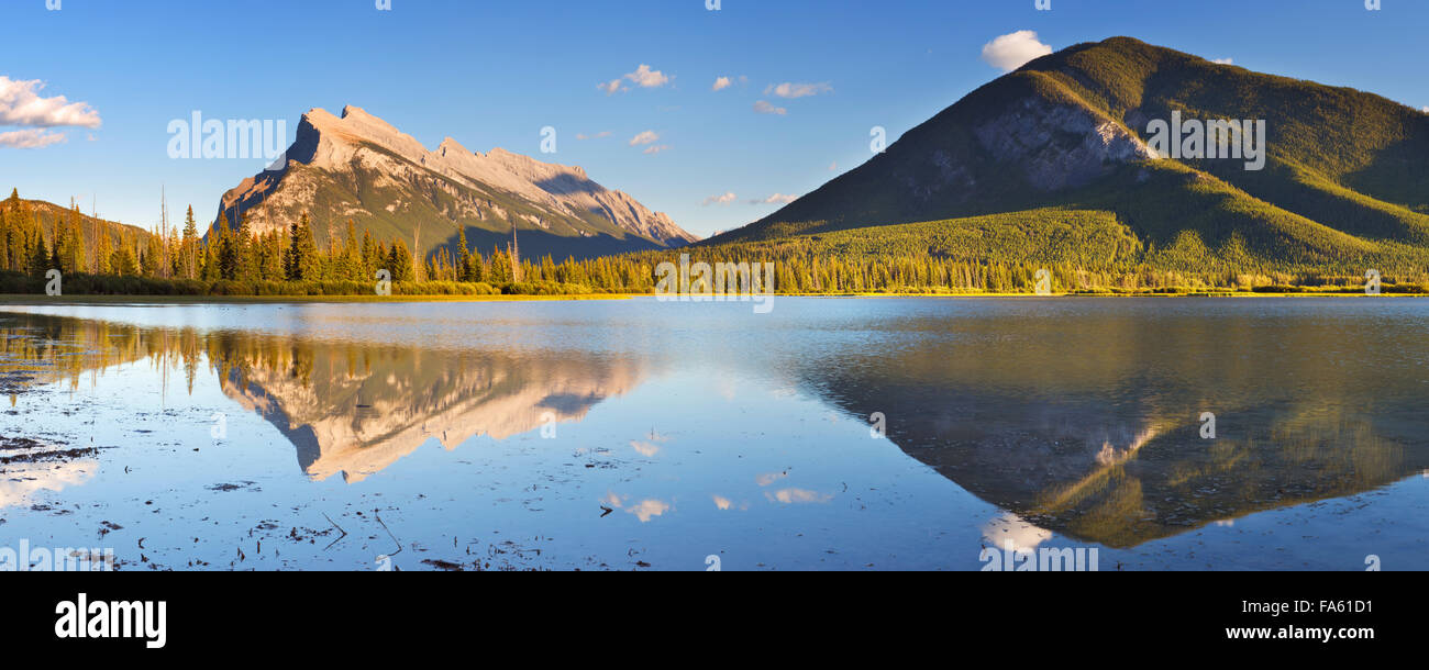 Vermiglio laghi e Mount Rundle nel Parco Nazionale di Banff, Canada. Foto Stock