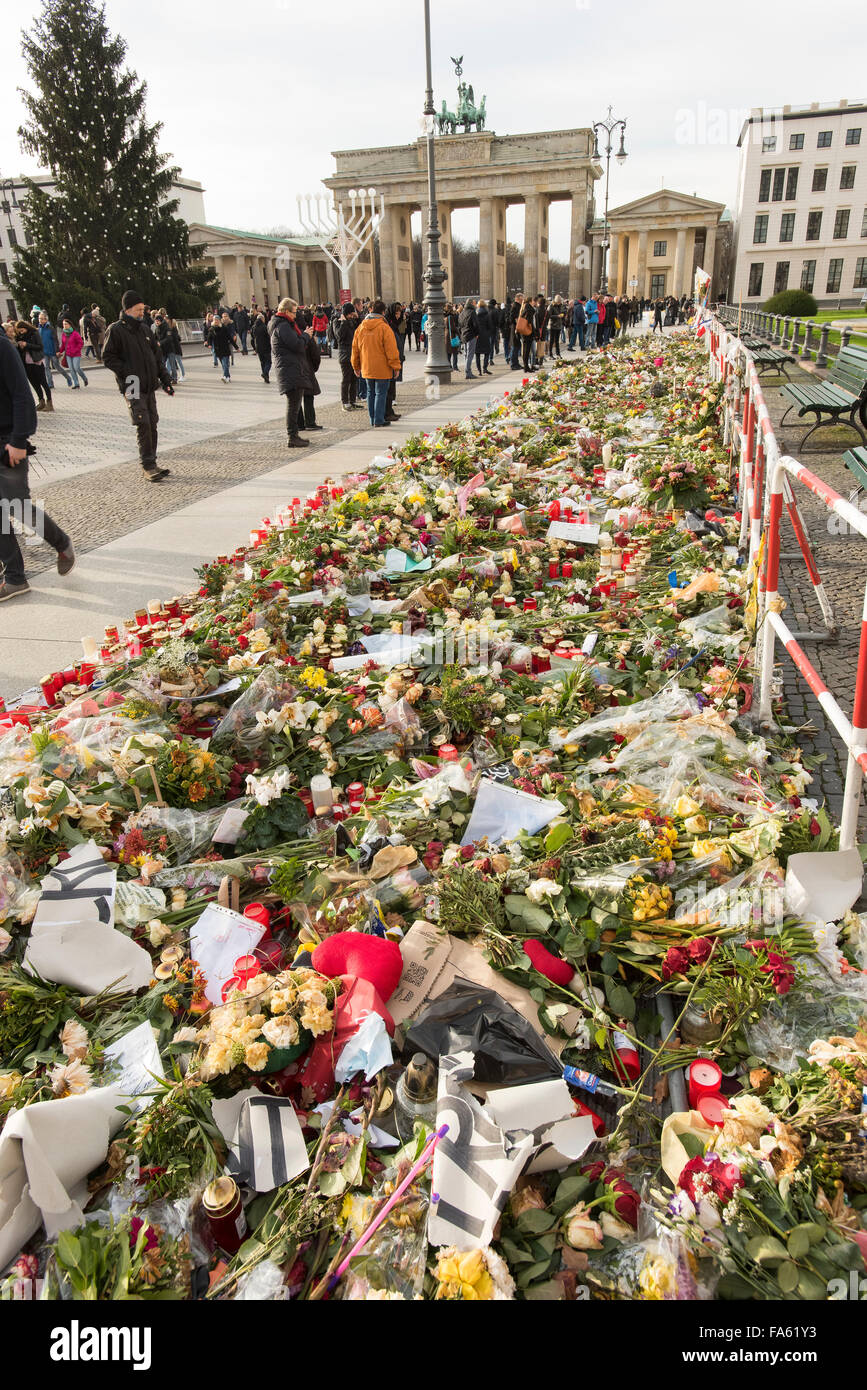Omaggi floreali presso la Porta di Brandeburgo a Berlino Dicembre 2015 in memoria di uccisioni di Parigi Foto Stock