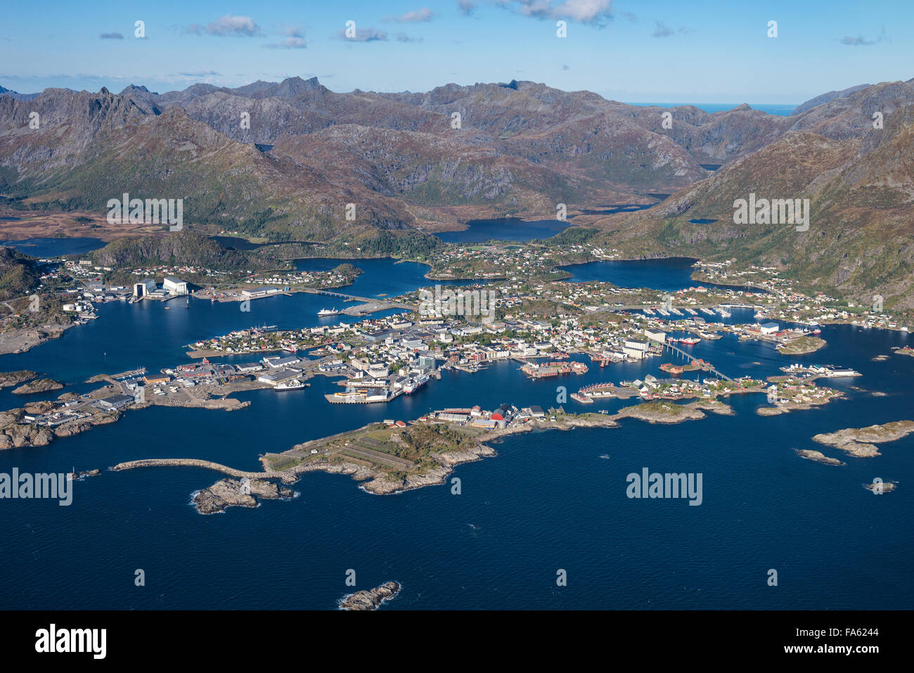 Veduta aerea villaggio di Svolvaer, Austvågøy, Isole Lofoten in Norvegia Foto Stock