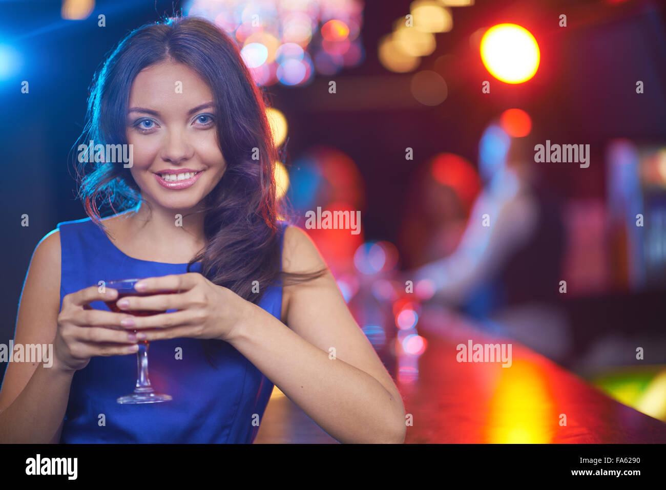 Felice giovani brunette con cocktail di trascorrere il tempo in bar Foto Stock