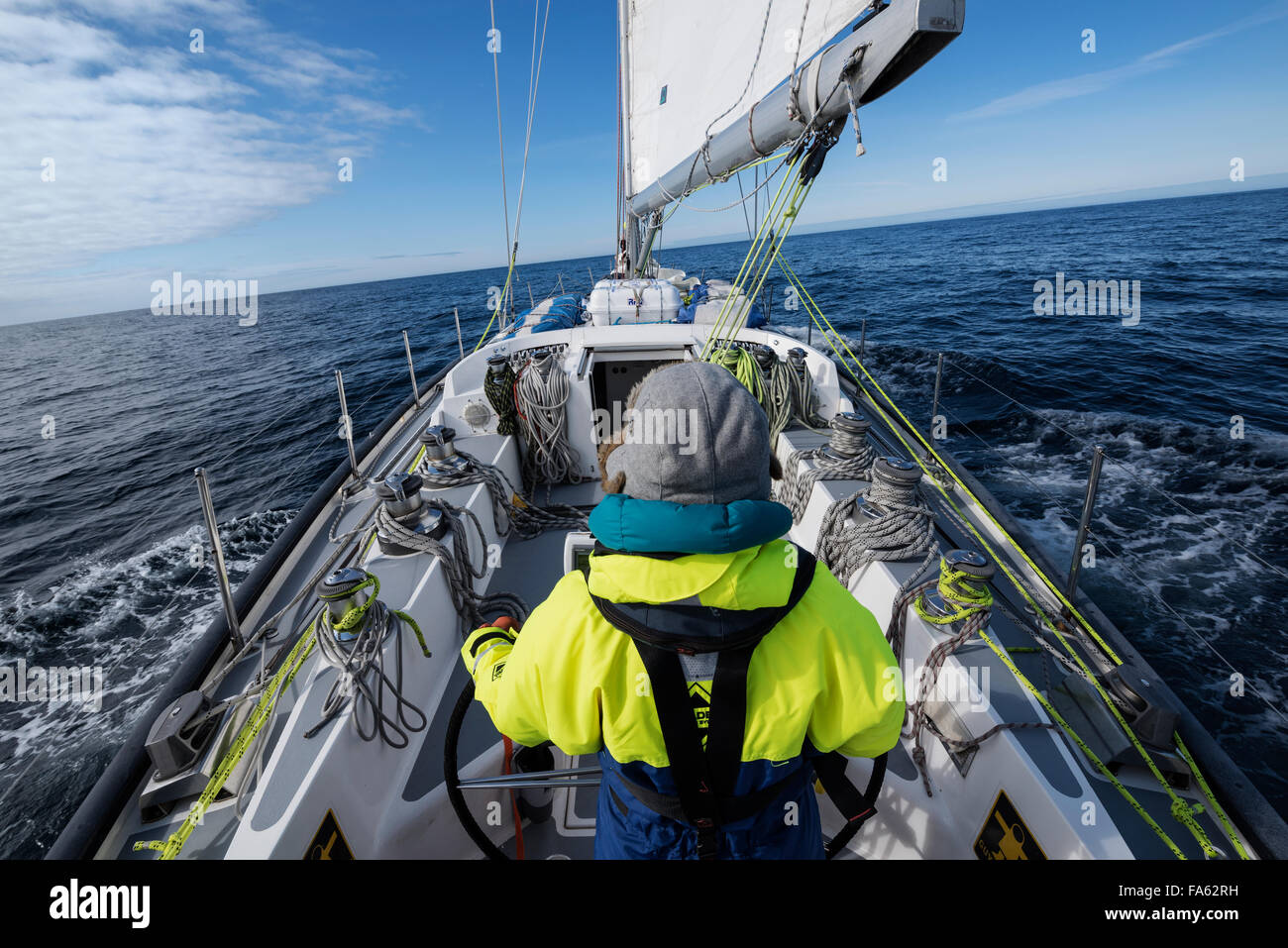 Vela sotto il cielo blu in Danimarca rettilinea tra Islanda e Groenlandia Foto Stock