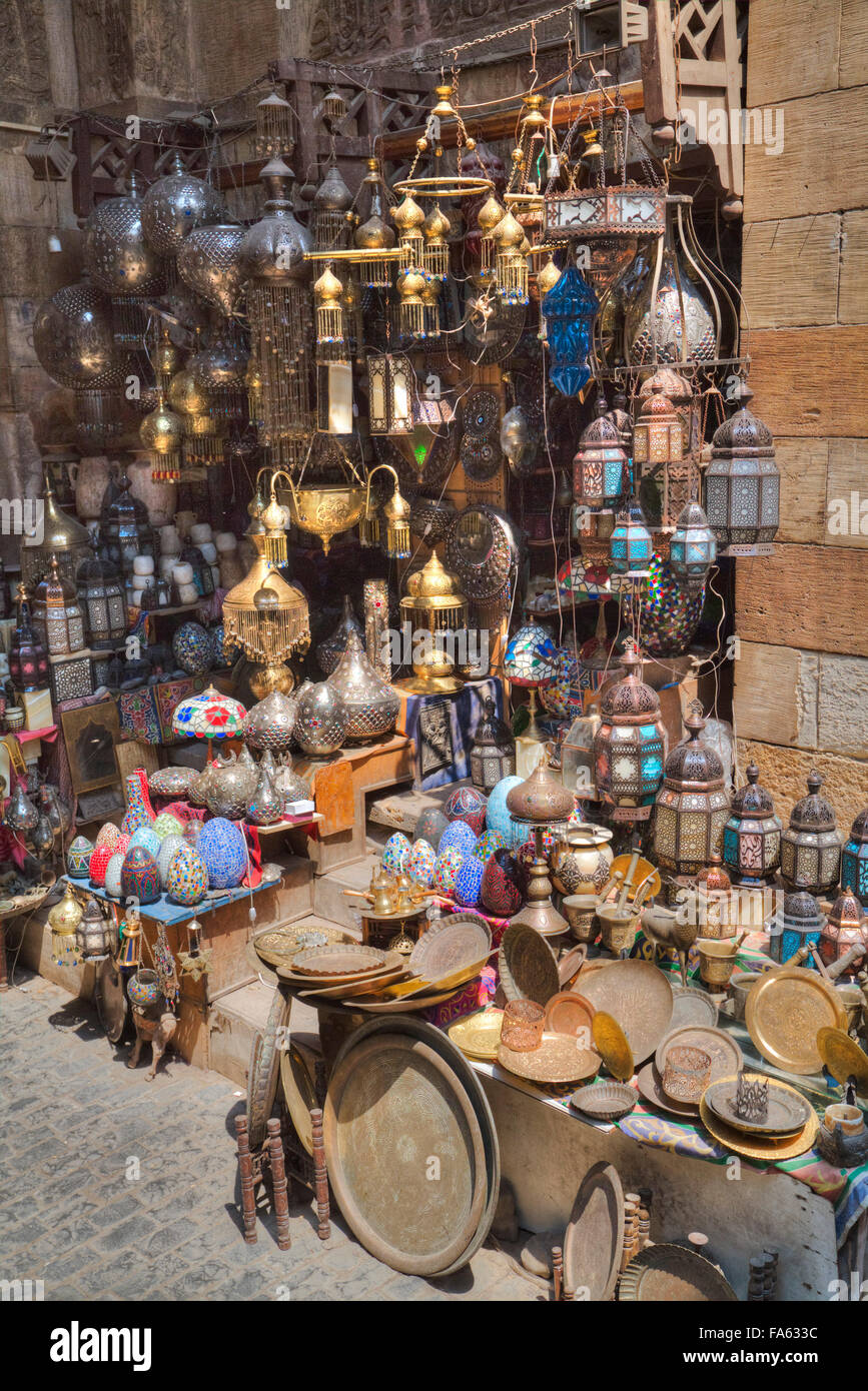 Prodotti per la vendita, Khan Al-Khali Bazaar, Il Cairo, Egitto Foto Stock