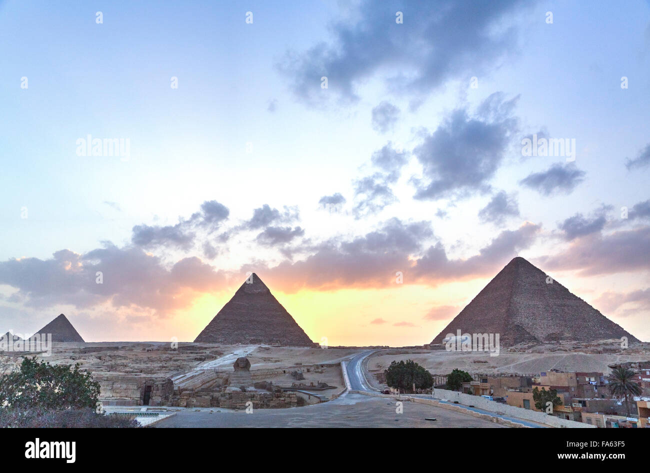 Al tramonto, le Piramidi di Giza, Sito Patrimonio Mondiale dell'UNESCO, Giza, Egitto Foto Stock