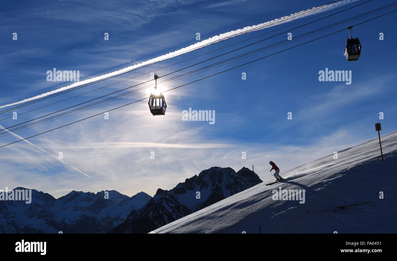 Oberstdorf, Germania. 22 Dic, 2015. Uno sciatore sul suo cammino verso il basso al di sotto della stazione a metà strada si trova ad una altitudine di 1780 metri sul Fellhorn montagna vicino a Oberstdorf, Germania, 22 dicembre 2015. Anche se non vi è attualmente alcun neve per essere trovato in basso a zone pianeggianti dello stato tedesco della Baviera, lo sci e lo snowboard sono ancora possibili su un numero limitato di piste ad altitudini più alte delle Alpi Bavaresi. Foto: KARL-JOSEF HILDENBRAND/dpa/Alamy Live News Foto Stock