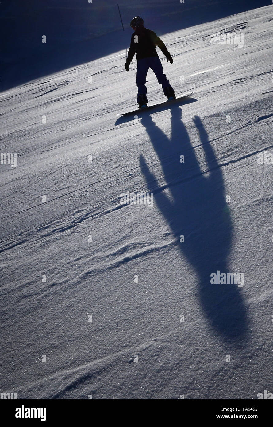 Oberstdorf, Germania. 22 Dic, 2015. Uno snowboarder in azione al di sotto della stazione a metà strada si trova ad una altitudine di 1780 metri sul Fellhorn montagna vicino a Oberstdorf, Germania, 22 dicembre 2015. Anche se non vi è attualmente alcun neve per essere trovato in basso a zone pianeggianti dello stato tedesco della Baviera, lo sci e lo snowboard sono ancora possibili su un numero limitato di piste ad altitudini più alte delle Alpi Bavaresi. Foto: KARL-JOSEF HILDENBRAND/dpa/Alamy Live News Foto Stock