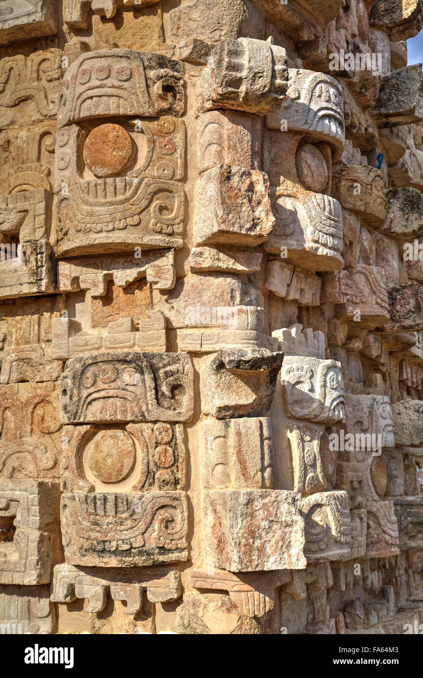 Rilievi in pietra di il dio della pioggia Chacón, Palazzo delle maschere, Kabah sito archeologico, Yucatan, Messico Foto Stock