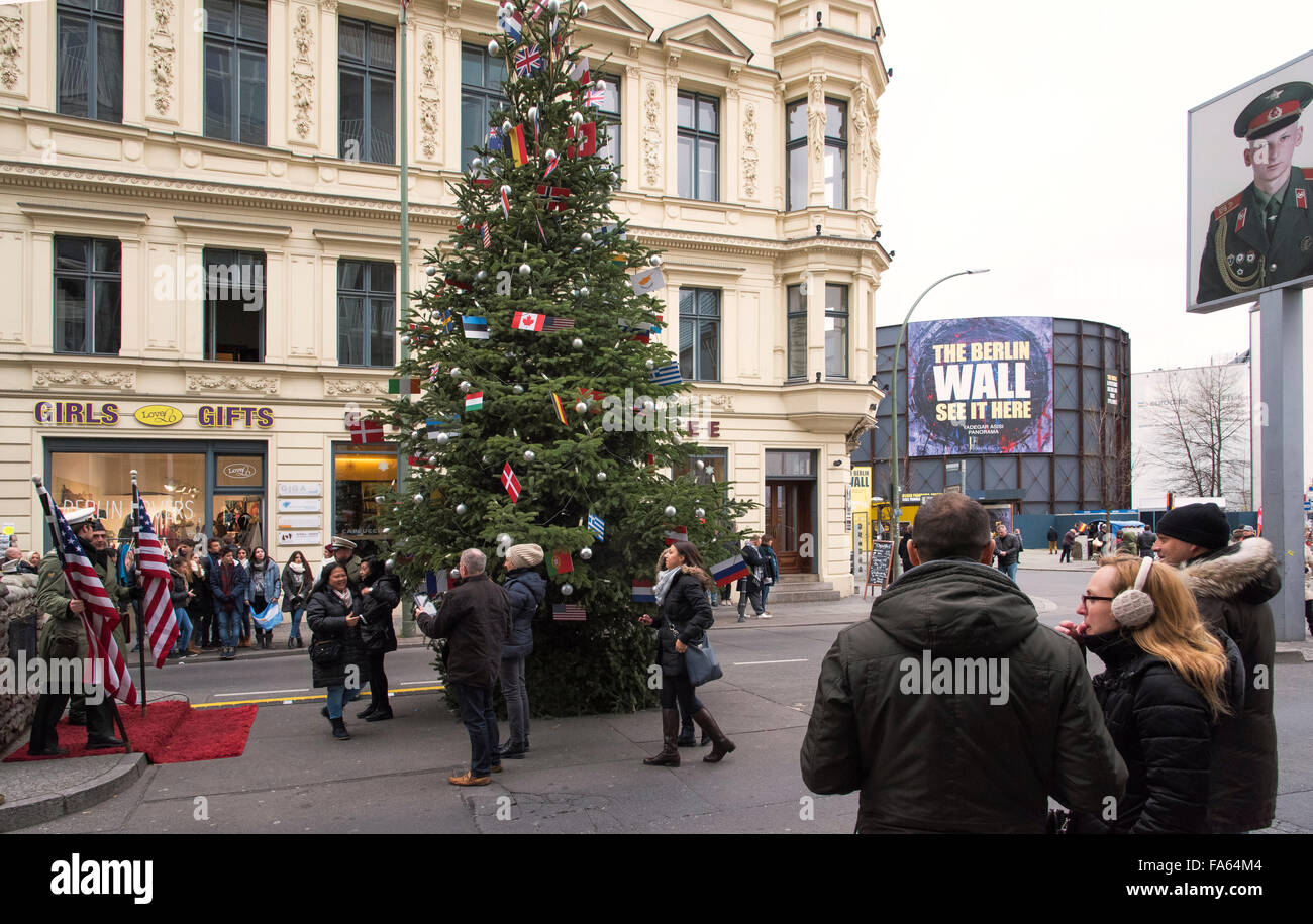 Il Checkpoint Charlie a Natale Berlino Germania Foto Stock