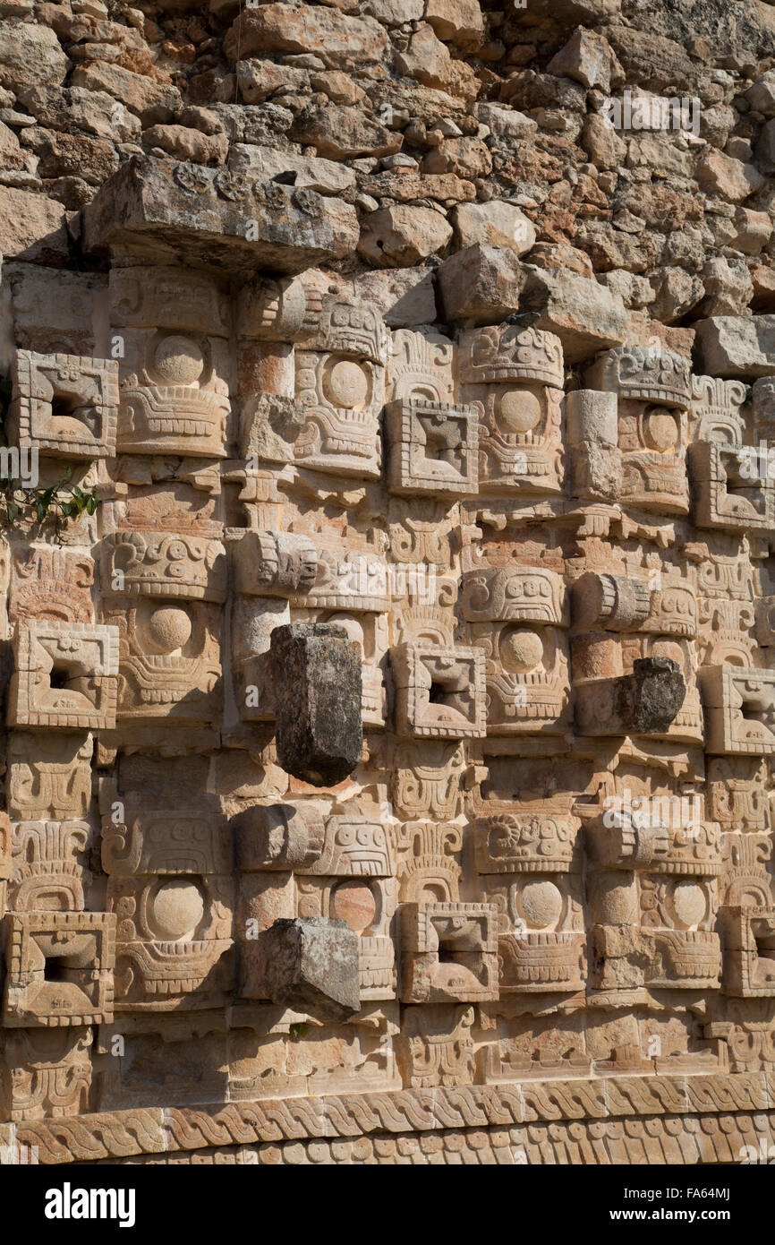 Le immagini di pietra di il dio della pioggia Chacón, Palazzo delle maschere, Kabah sito archeologico, Yucatan, Messico Foto Stock