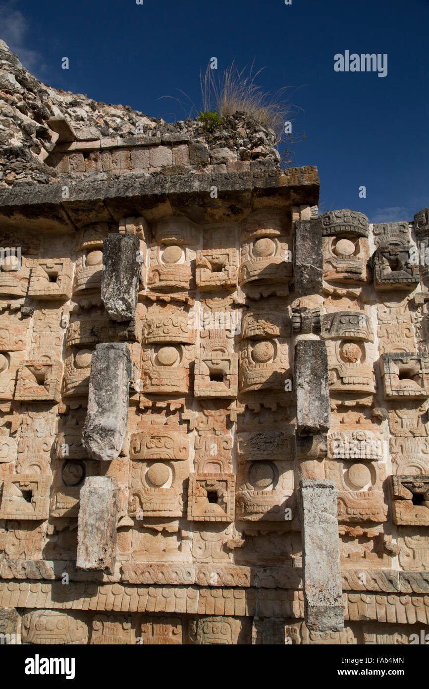 Le immagini di pietra di il dio della pioggia Chacón, Palazzo delle maschere, Kabah sito archeologico, Yucatan, Messico Foto Stock