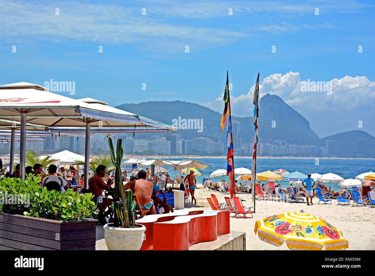 Terrazza del caffè sulla spiaggia di Copacabana a Rio de Janeiro in Brasile Foto Stock