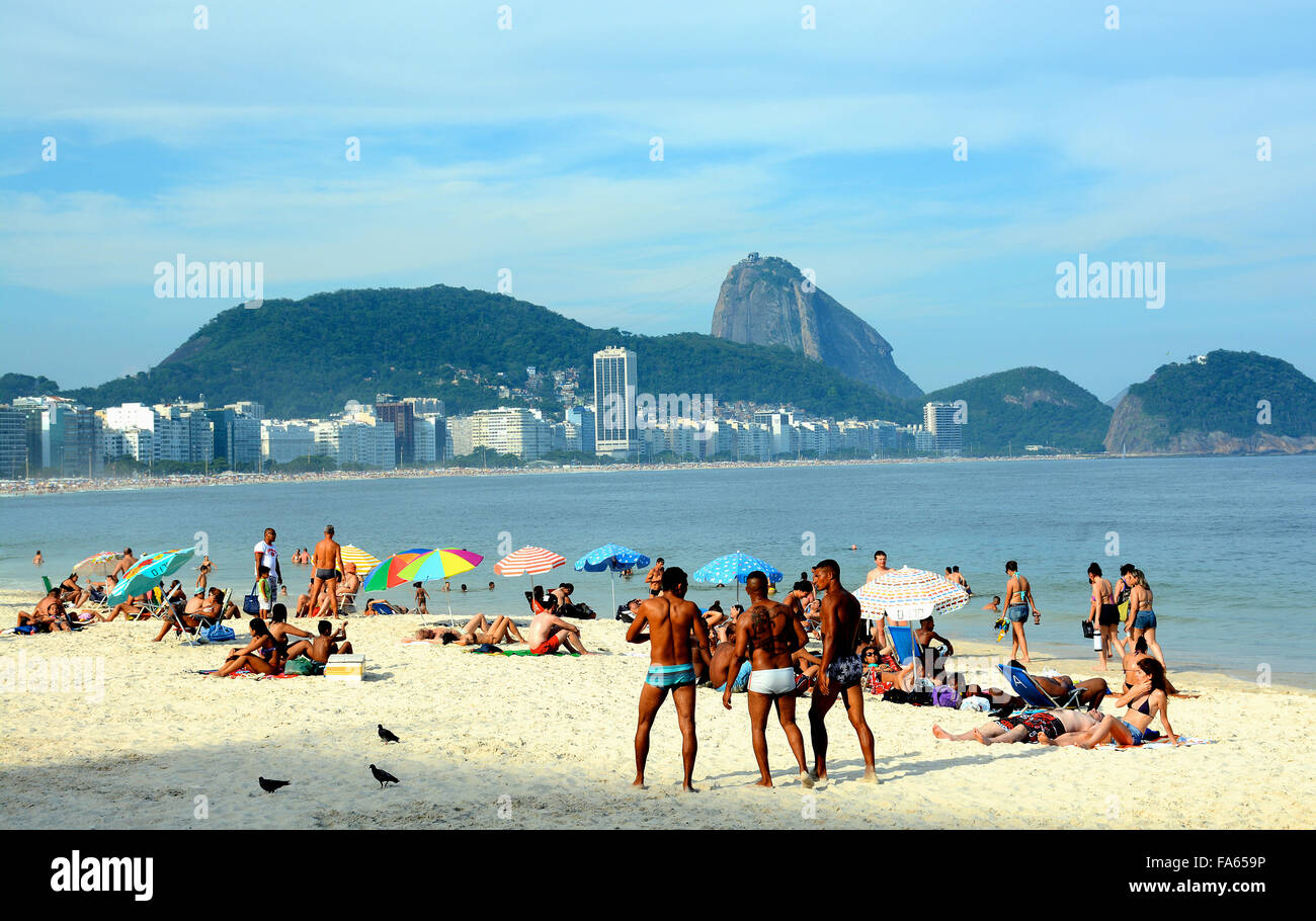 Spiaggia di Copacabana e il pan di zucchero di Rio de Janeiro in Brasile Foto Stock