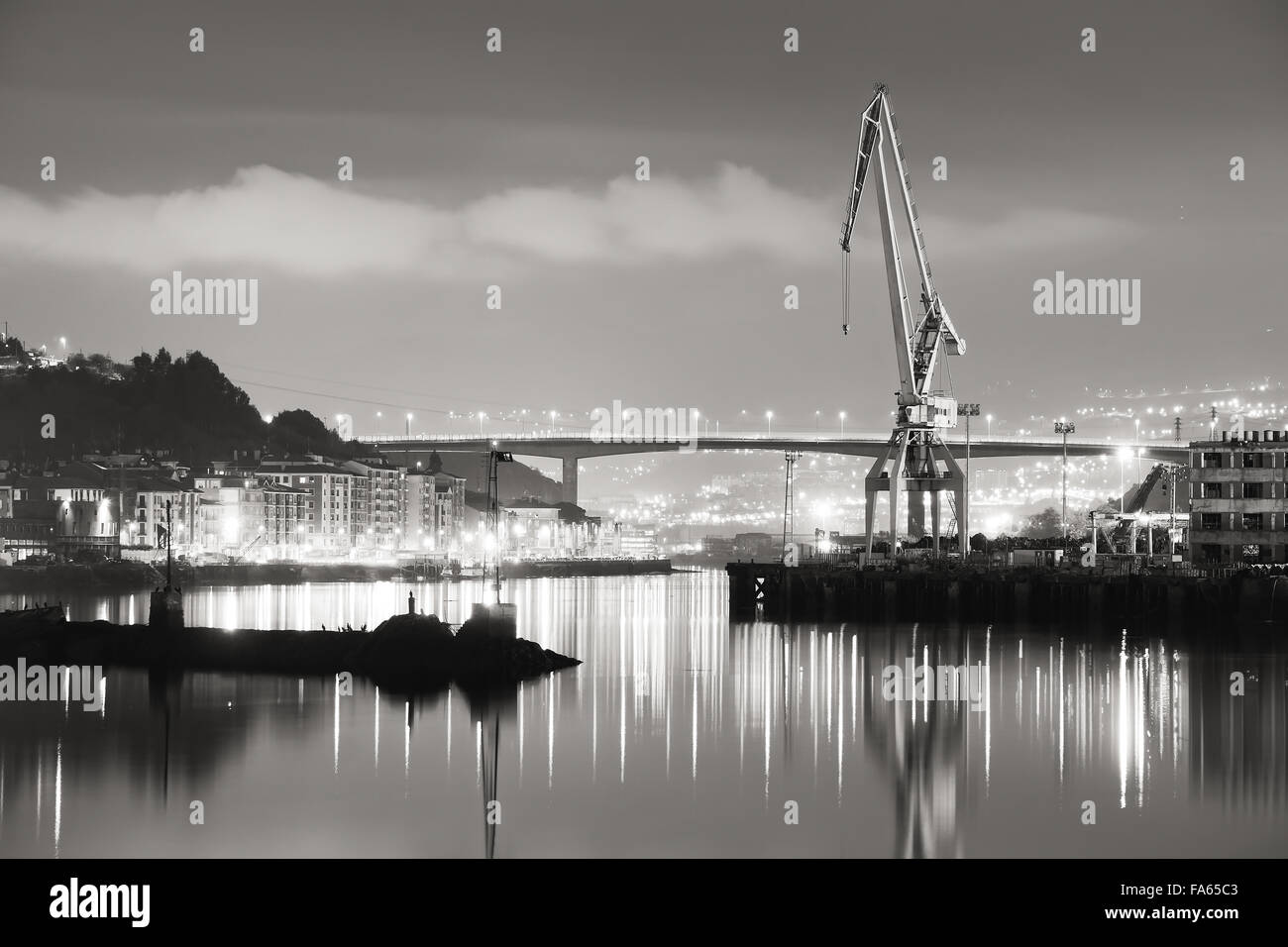 Fiume Nervion e ponte rontegi di notte. In bianco e nero Foto Stock
