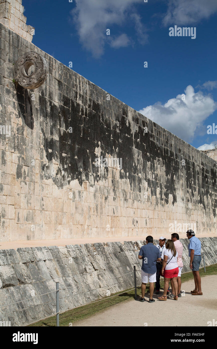 I turisti con la guida, il gran palla (Gran Juego de Pelota), Chichen Itza, Sito Patrimonio Mondiale dell'UNESCO, Yucatan, Messico Foto Stock