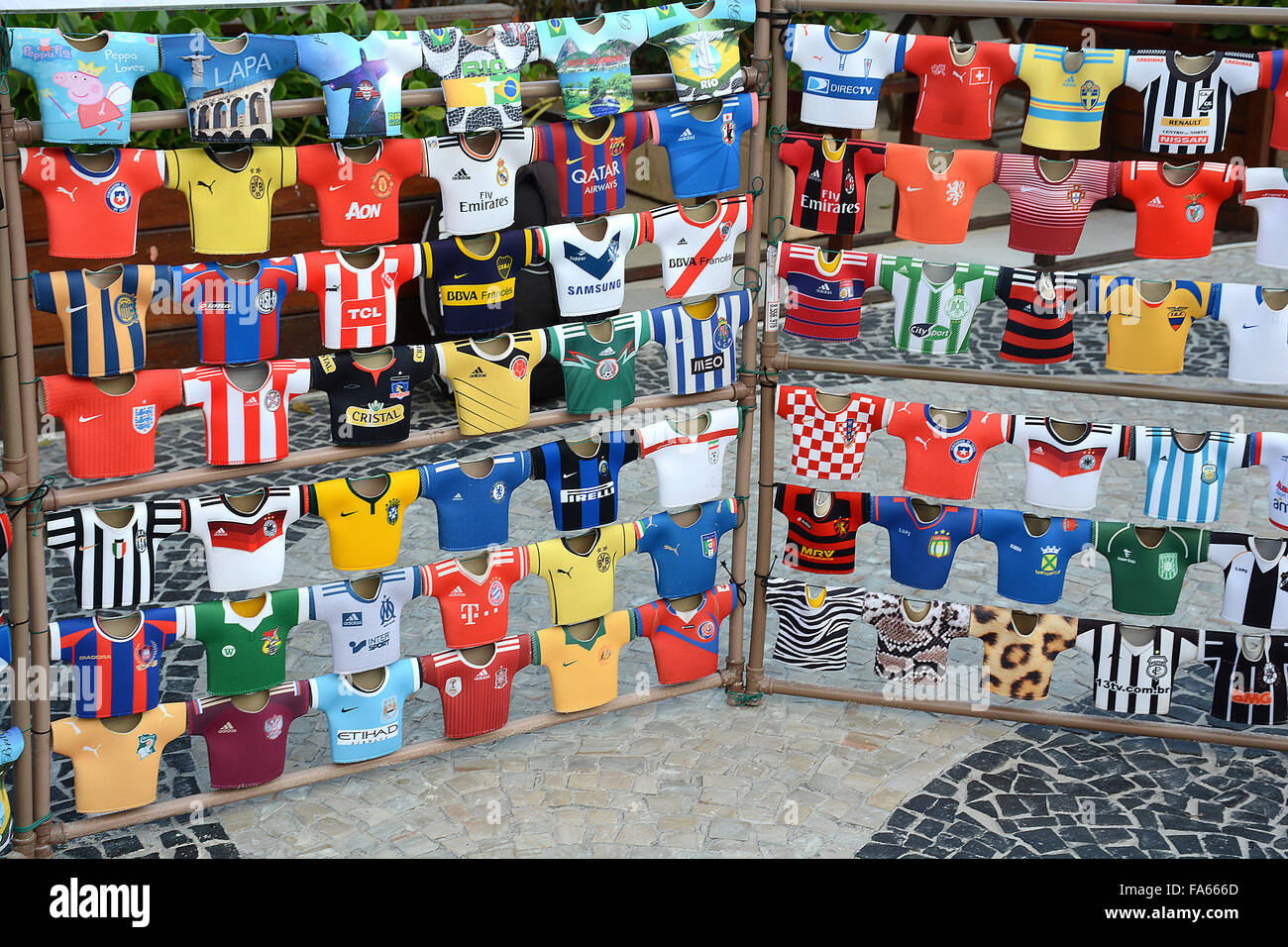 Miniatura di squadre di calcio maglie Copacabana di Rio de Janeiro in Brasile Foto Stock