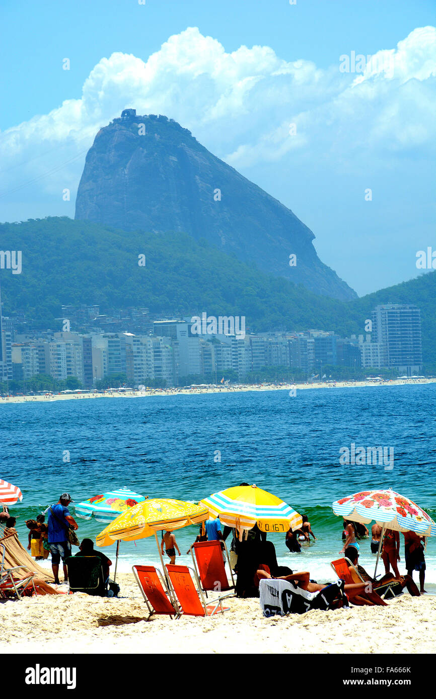 Spiaggia di Copacabana e il pan di zucchero di Rio de Janeiro in Brasile Foto Stock