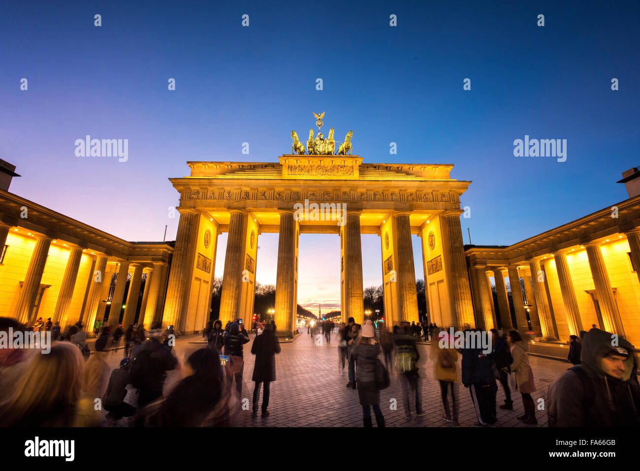 Crepuscolo shot della Porta di Brandeburgo a Berlino Germania Brandenburger Tor Twilight Foto Stock