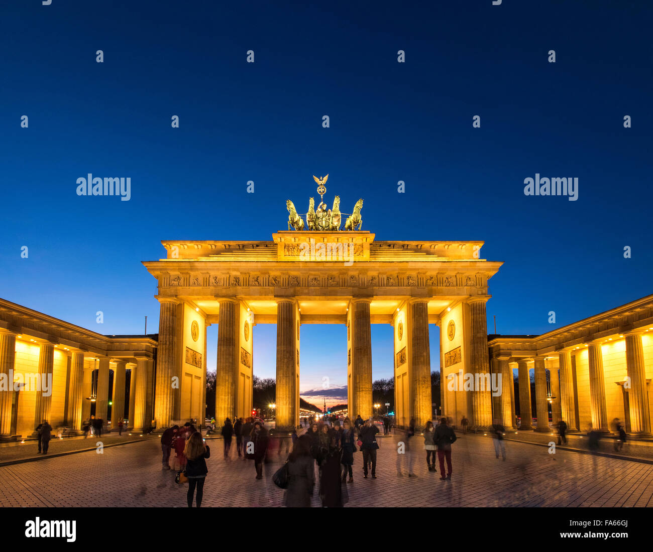 Crepuscolo shot della Porta di Brandeburgo a Berlino Germania Brandenburger Tor Twilight Foto Stock