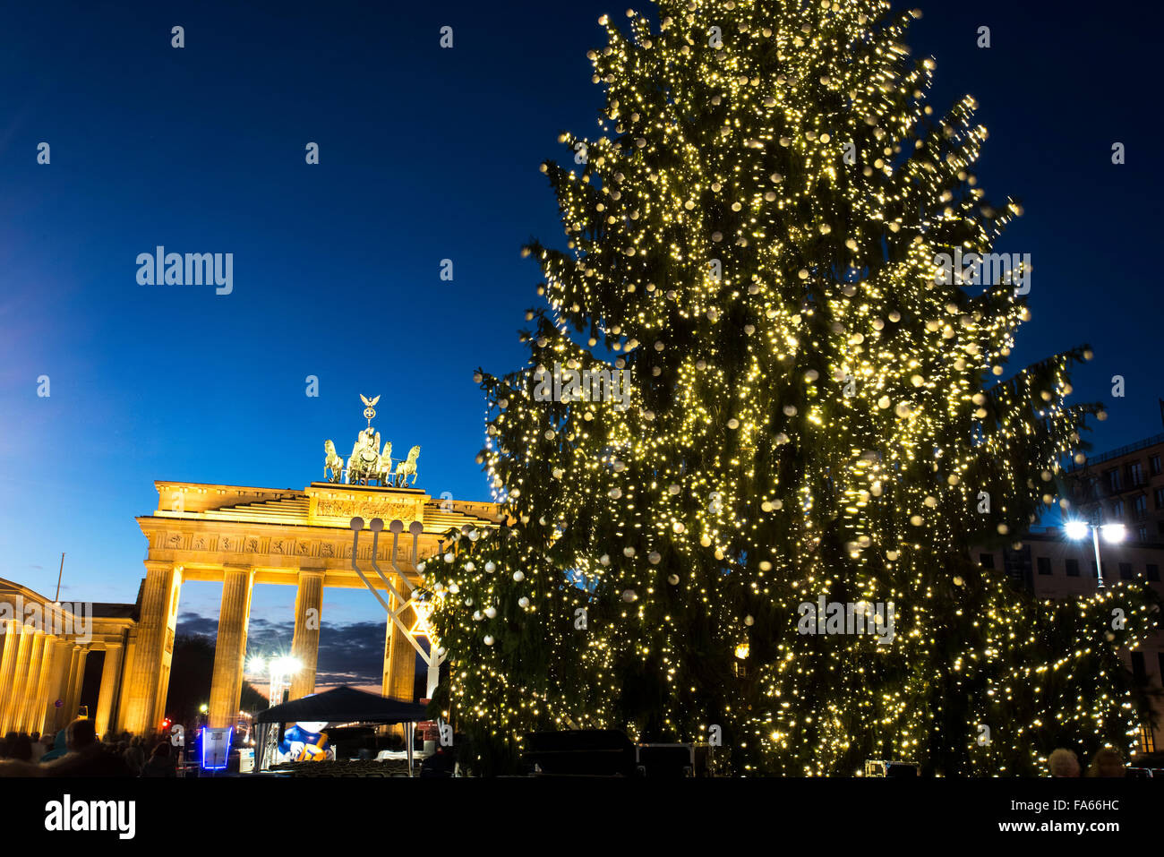 Albero di Natale presso la Porta di Brandeburgo Brandenburger Tor Berlino Germania Foto Stock