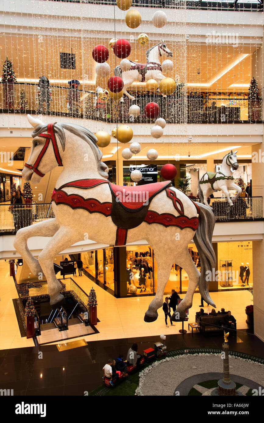 Display di Natale al centro commerciale di Berlino Germania Foto Stock