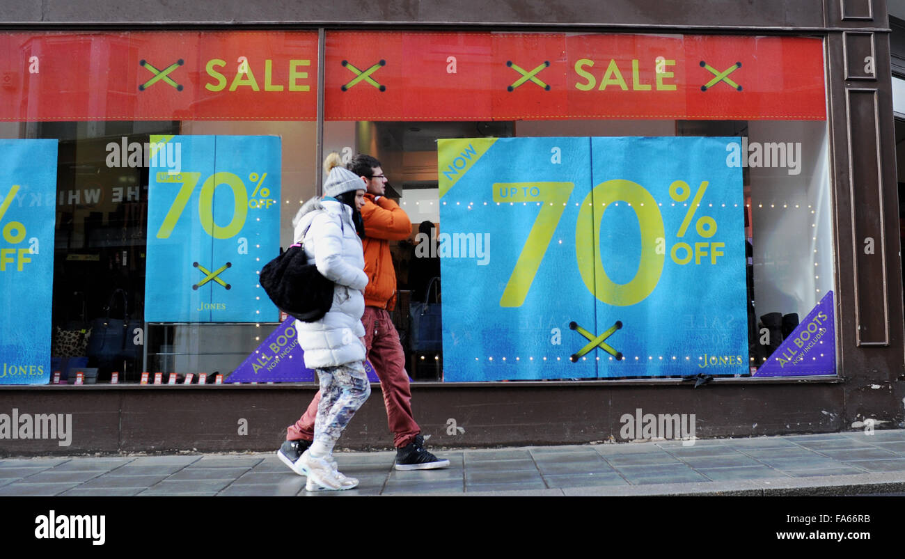 Brighton Sussex Regno Unito 22 Dicembre 2015 - ci sono un sacco di inverno occasioni di vendita in East Street Brighton per Natale di acquirenti che braved il bagnato e ventoso oggi Credito: Simon Dack/Alamy Live News Foto Stock