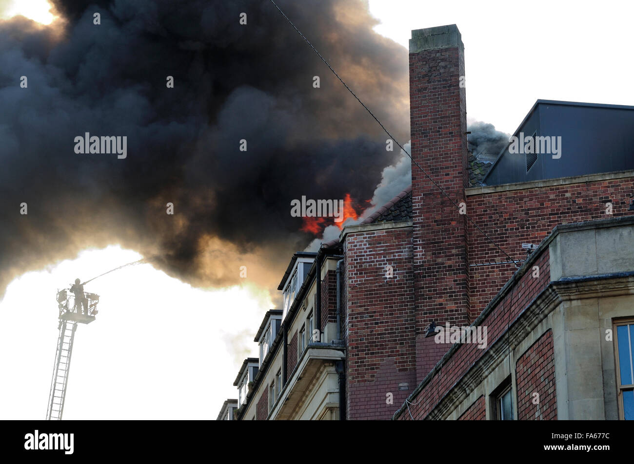 Costruzione di fuoco con forte fumo nero e la scaletta motore la spruzzatura di acqua Foto Stock