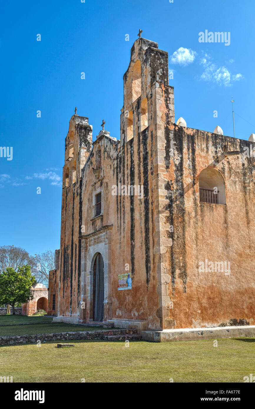 Chiesa e Convento di San Miguel Arcangel, istituito nel 1549, Mani percorso dei conventi, Yucation, Messico Foto Stock