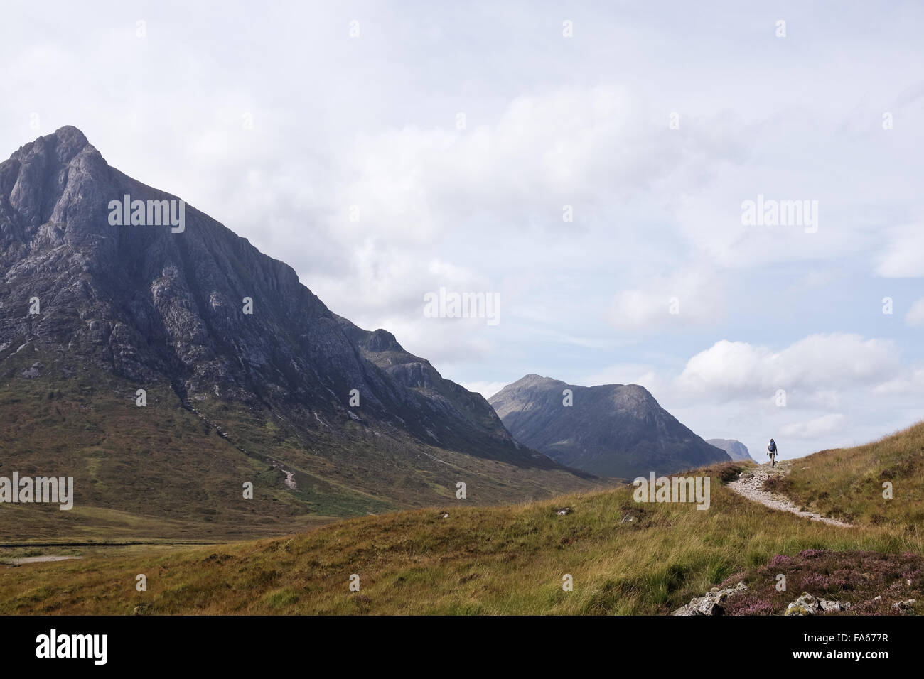 Donna escursionismo in Scozia Foto Stock