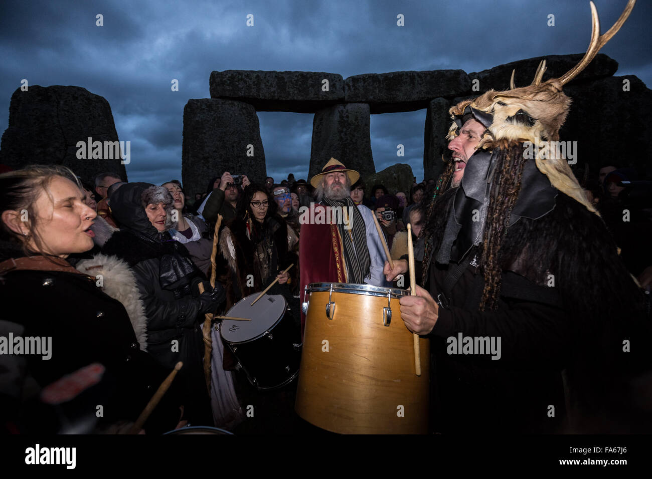 Wiltshire, Regno Unito. 22 Dic, 2015. Solstizio d'inverno celebrazioni a Stonehenge Credito: Guy Corbishley/Alamy Live News Foto Stock