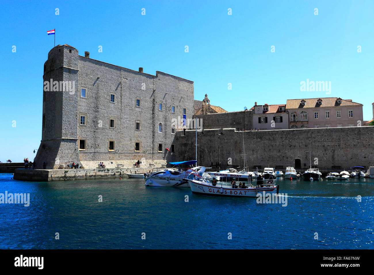 Estate, St Johns Fort e barche nel porto vecchio di Dubrovnik, Dubrovnik-Neretva County, costa dalmata, Mare Adriatico, Croazia Foto Stock