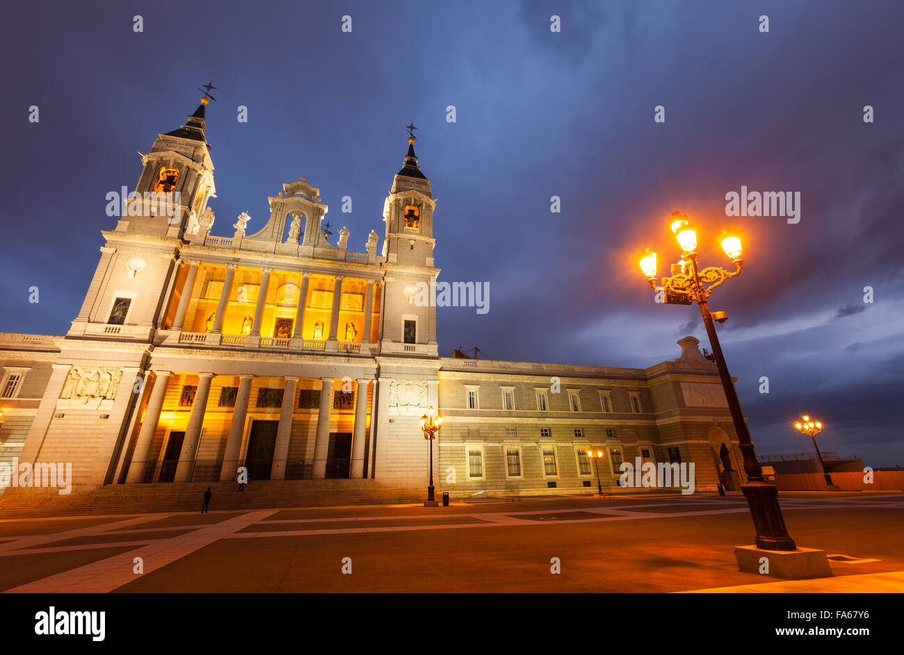 Cattedrale di Almudena a Madrid in Twilight time. Spagna Foto Stock