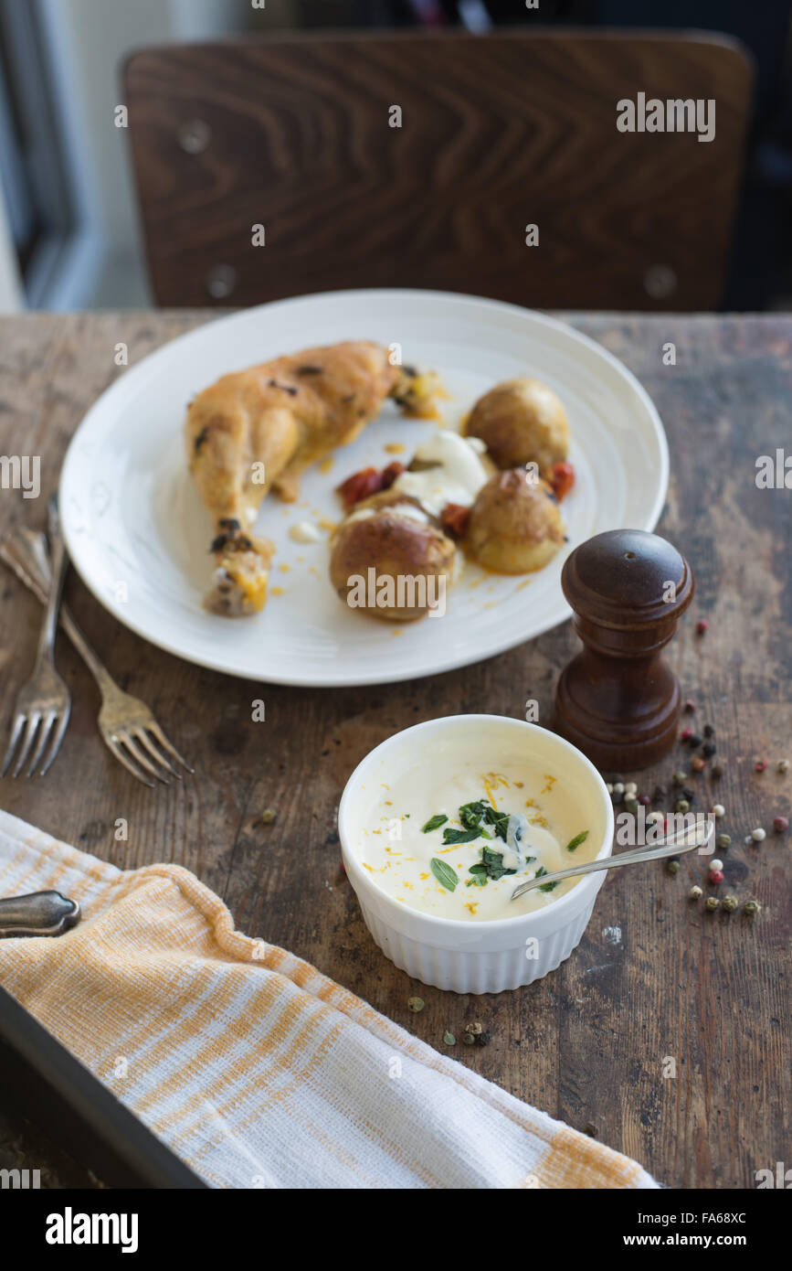 Pollo arrosto e patate con salsa Foto Stock