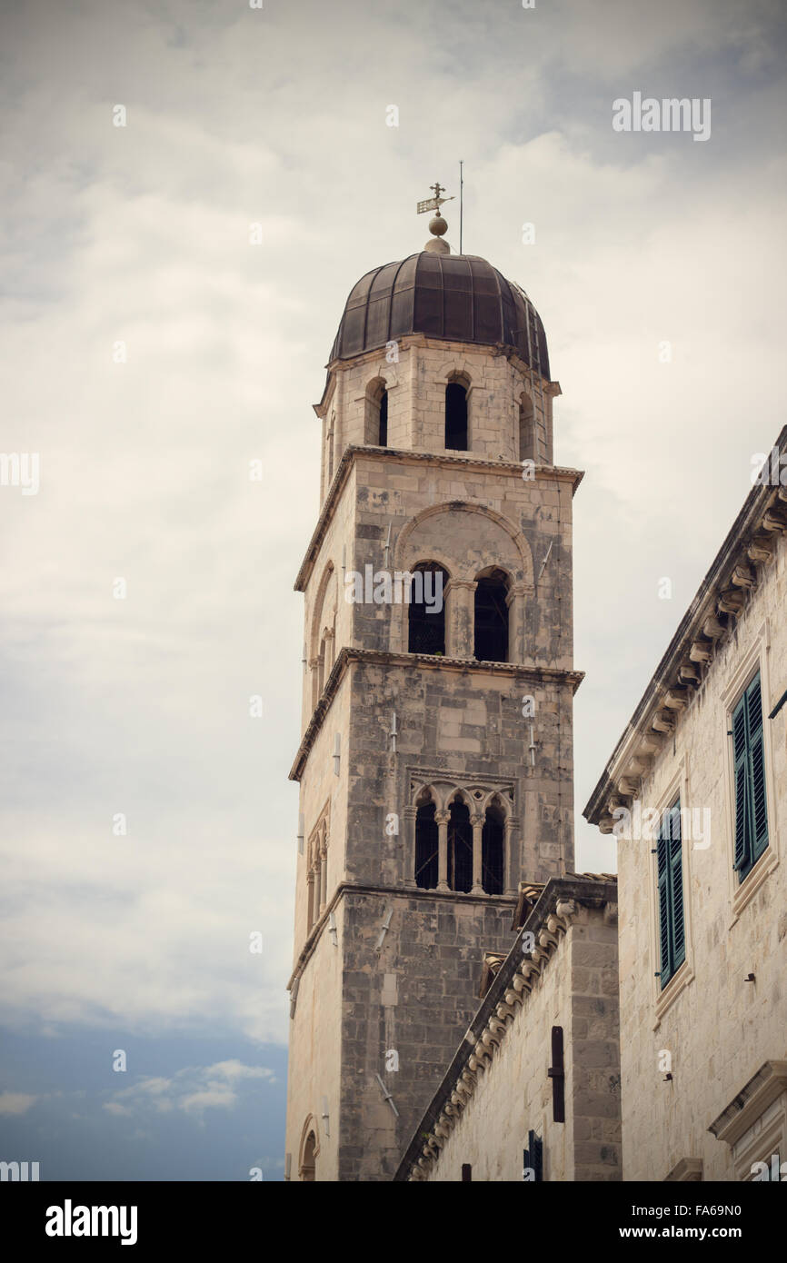 Il vecchio campanile nella città murata di Dubrovnik, Croazia Foto Stock