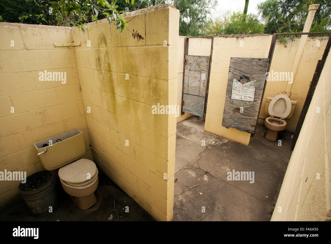 Restroom vecchia area in stato di abbandono - Camp Lula Sams - Brownsville, Texas USA Foto Stock